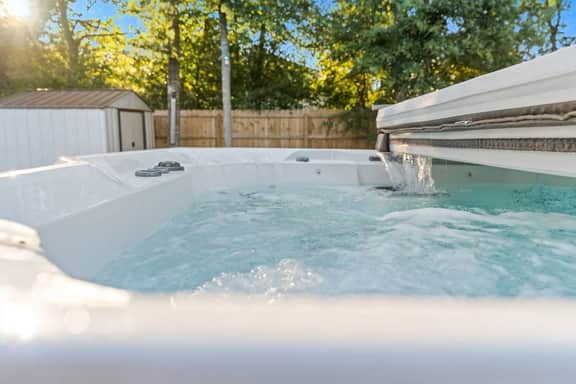 Cousins Cove 𓇼 Scenic Walkover+Hot Tub+Fire Pit