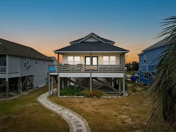 Dolphin Delight 𓇼 Ocean Views + Beach Walkable