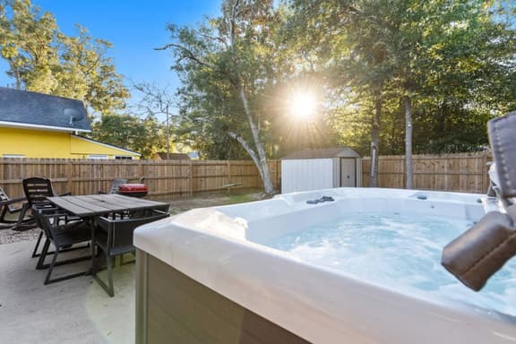 Cousins Cove 𓇼 Scenic Walkover+Hot Tub+Fire Pit - Image 1