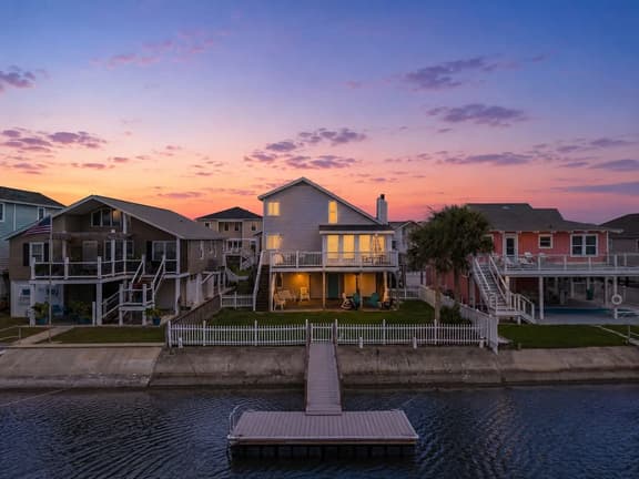Cakewalk𓇼Canal Front+Private Dock+Walk to Beach - Image 1